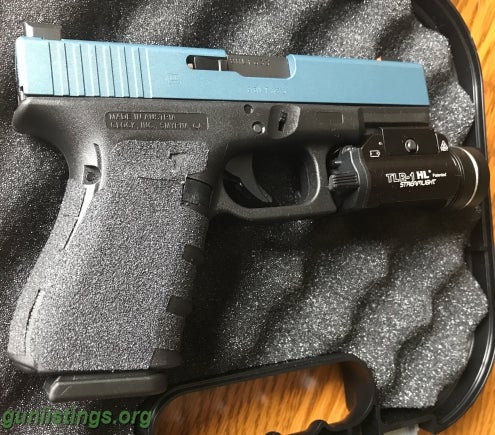 Pistols Glock 19 Gen4, Night Sights, TLR-1 Light