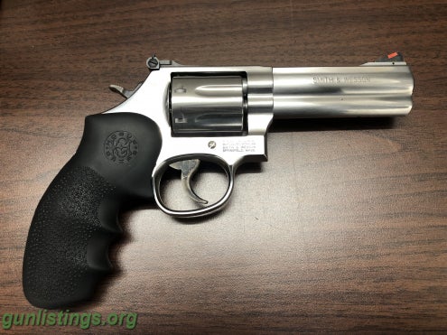 Pistols Smith & Wesson 686 Plus  4 Inch