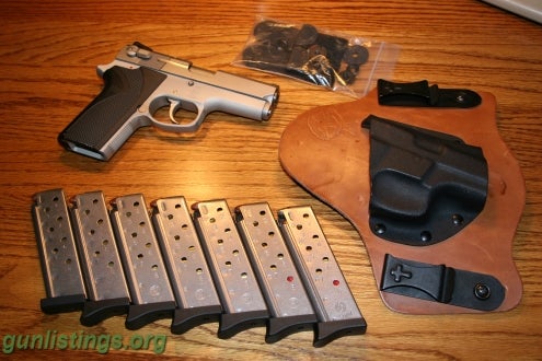 Pistols Smith & Wesson 3913 & Accessories