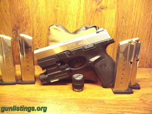 Pistols S&W Sigma 9MM 4Mags/Laser/Light