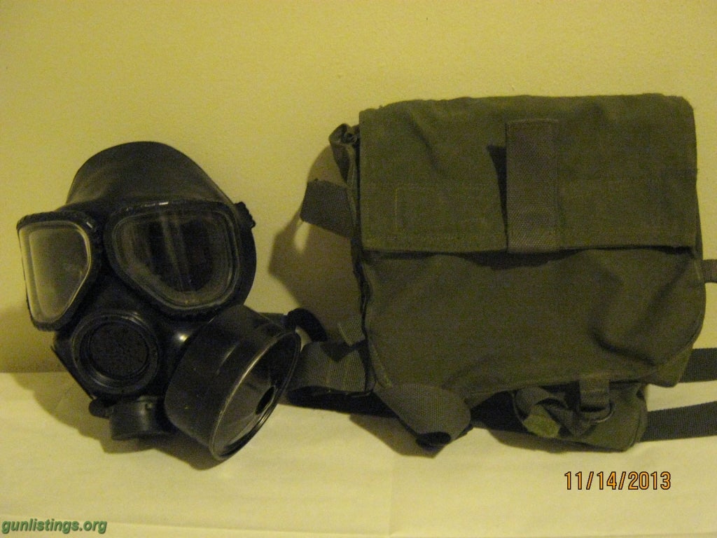 Accessories U.S. M40 Gas Mask W/ Carrying Bag