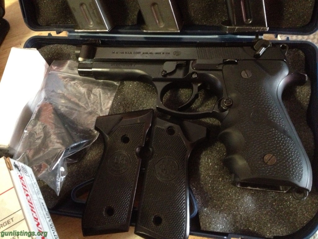 Pistols Beretta 92f W/ Lots Of Extras