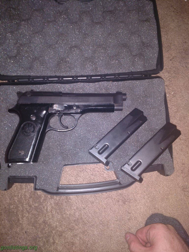 Pistols Beretta 92s