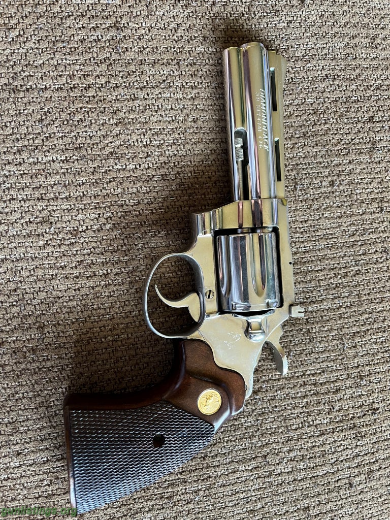 Pistols Colt Diamonback - 1977 RELIST