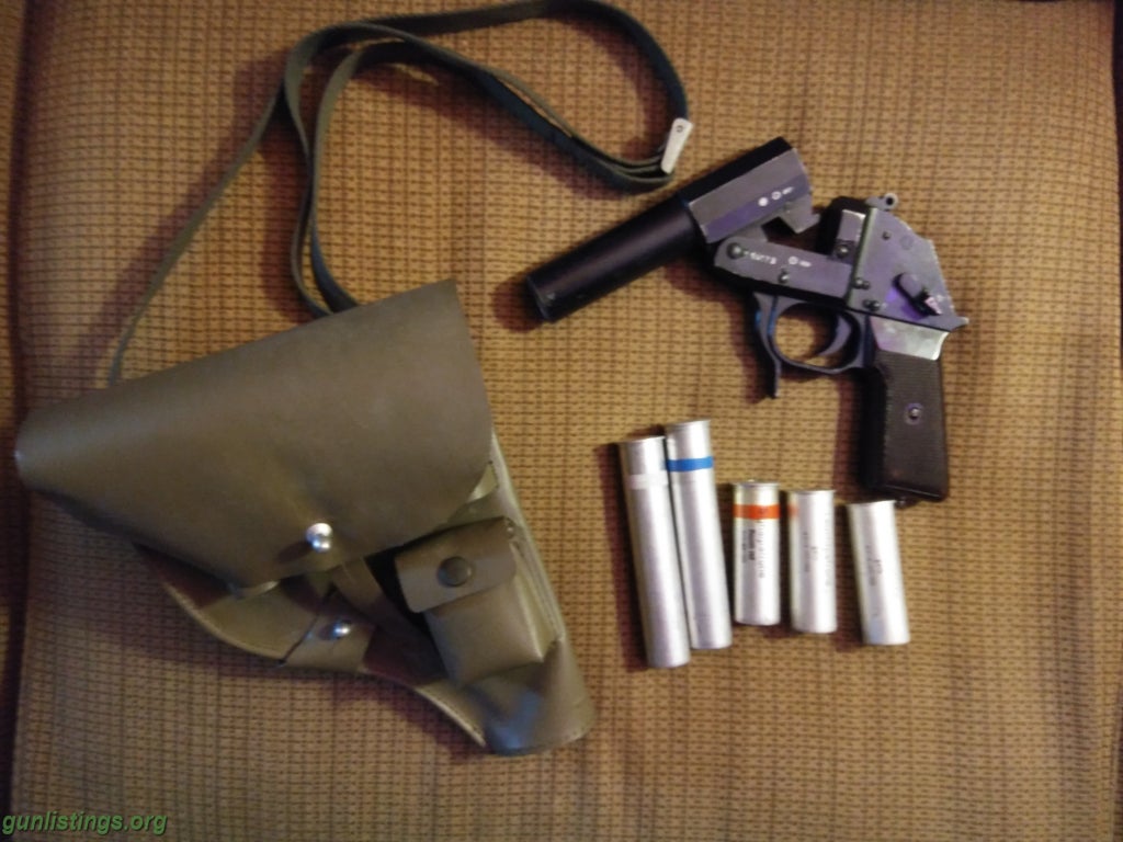 Pistols East German Flare Gun, Holster & Flares