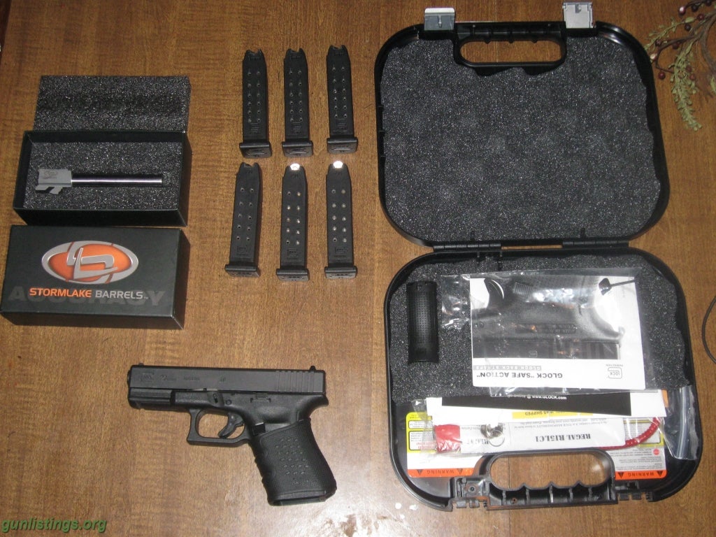 Pistols Glock23 W/accessories