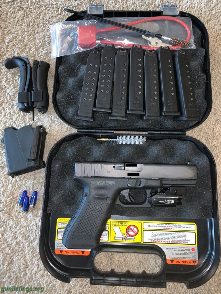 Pistols Glock 17 + Accessories