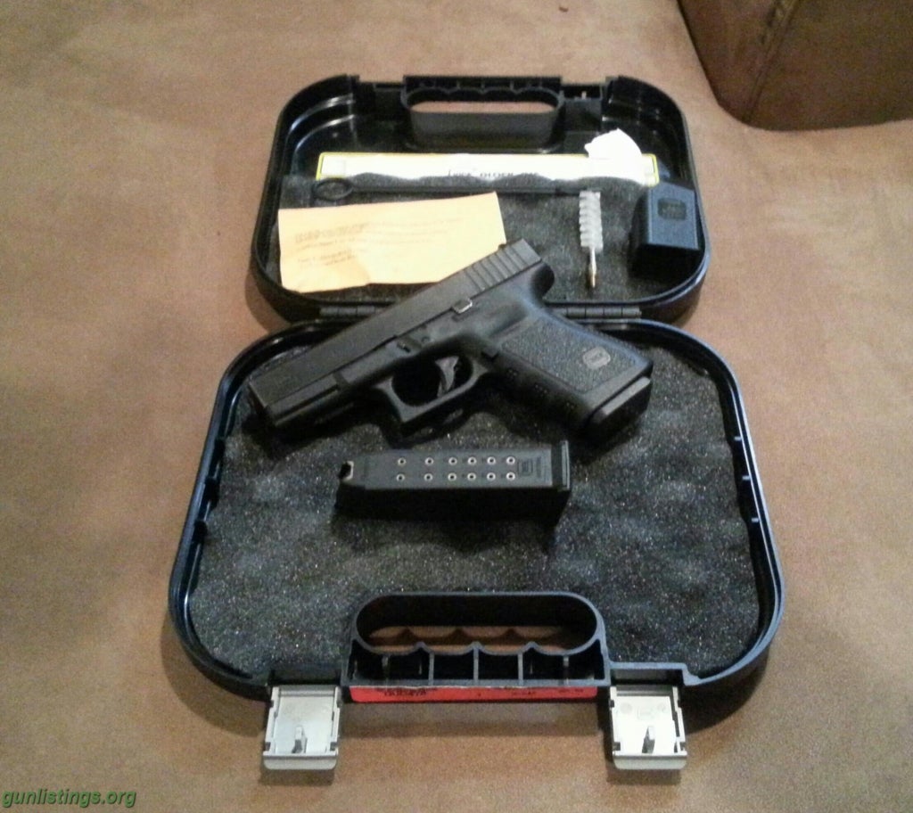 Pistols Glock 19 9mm, 2 Mags, Ammo, Factory Case