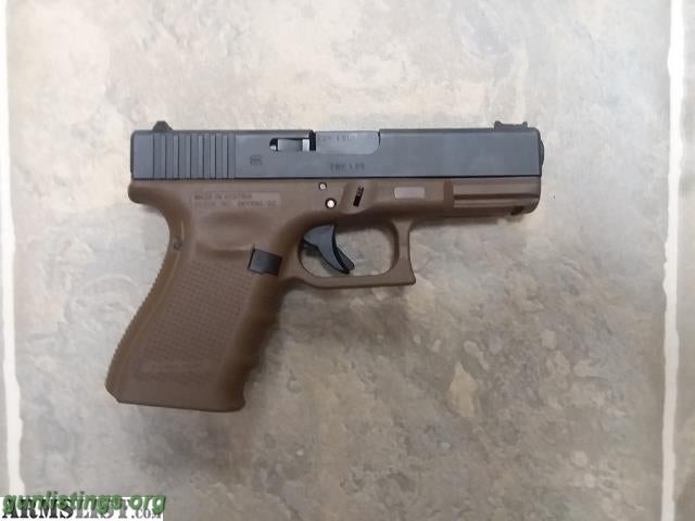 Pistols Glock 19 FDE