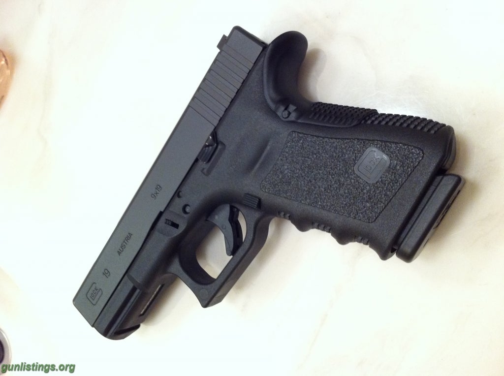 Pistols Glock 19 Gen3 With Trijicon Night Sights MINT!!