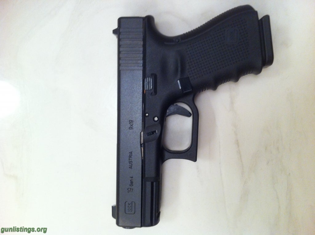 Pistols Glock 19 Gen4 With XS Big Dot Night Sights-like New!