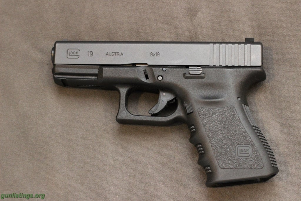 Pistols Glock 19 (Gen 3) W/ 1/2 Night Sights