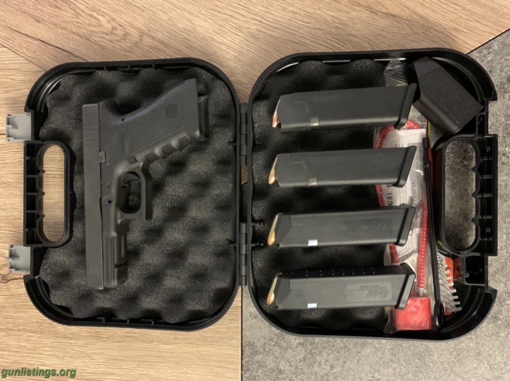 Pistols Glock 19 W/Extra Clips And Ammo