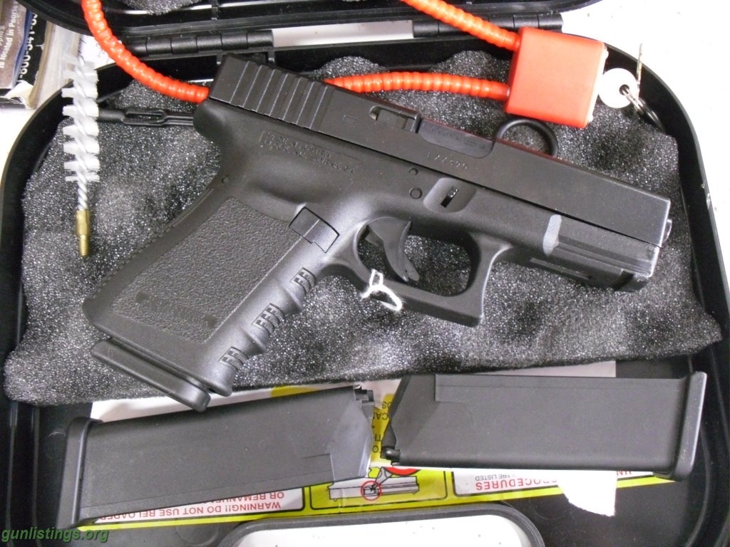 Pistols Glock 23, 40sw, Like New Condition