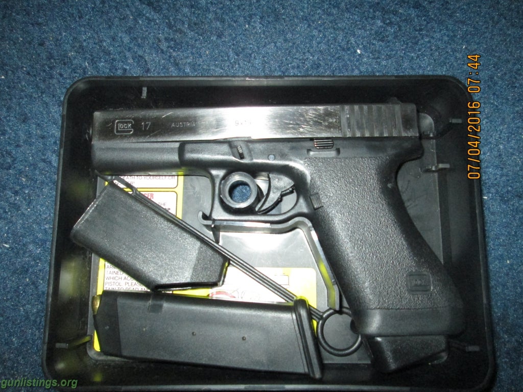 Pistols GLOCK 9 MM.