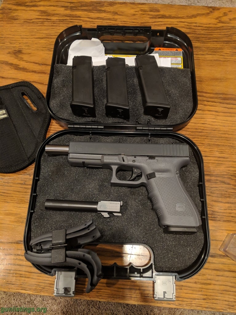 Pistols Gray Glock 20 With EXTRAS