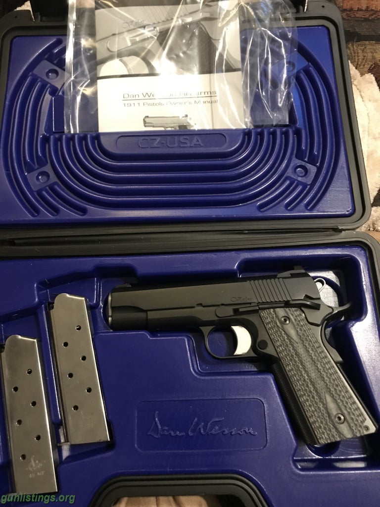 Gunlistings.org - Pistols Like-New Dan Wesson Valor Commander .45 ACP