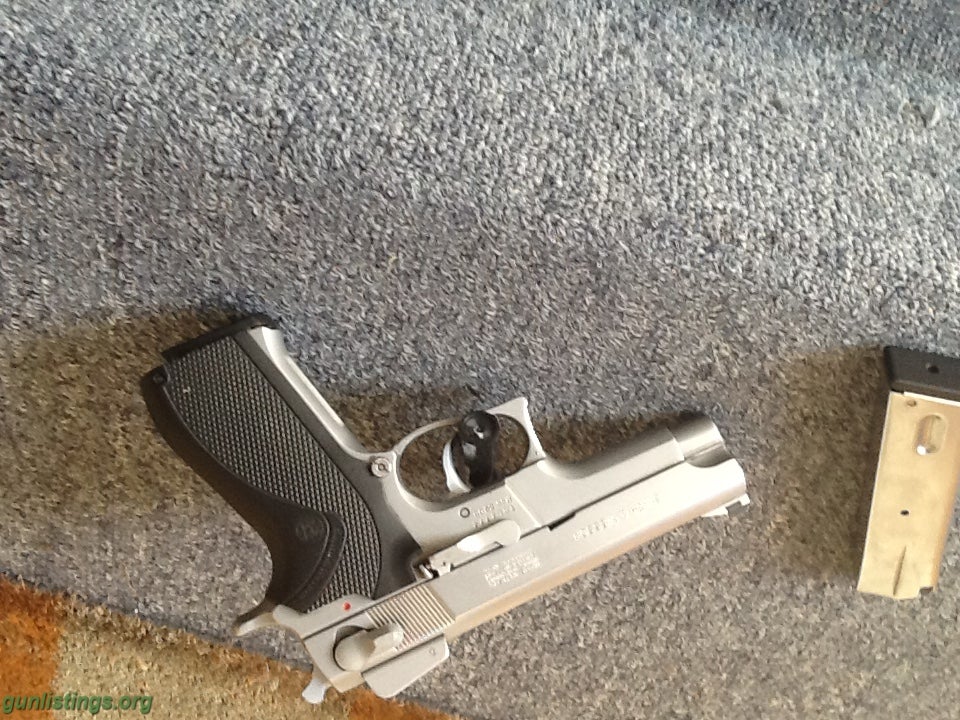 Pistols S & W 5906