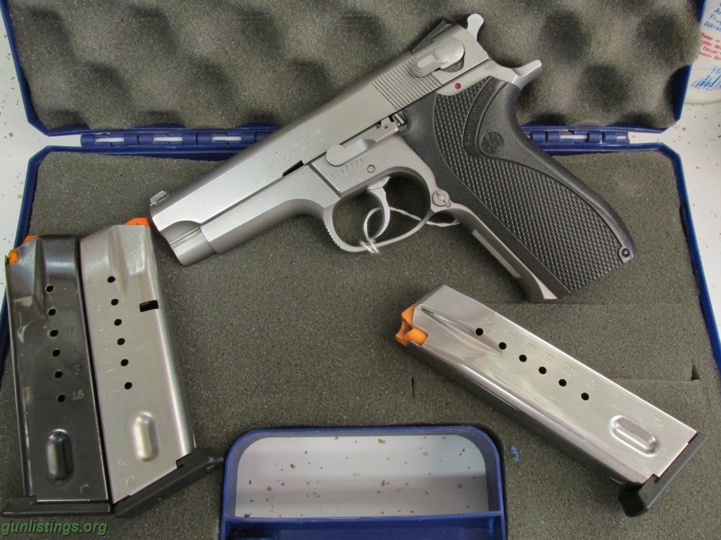 Pistols Smith & Wesson 5906 9MM 4