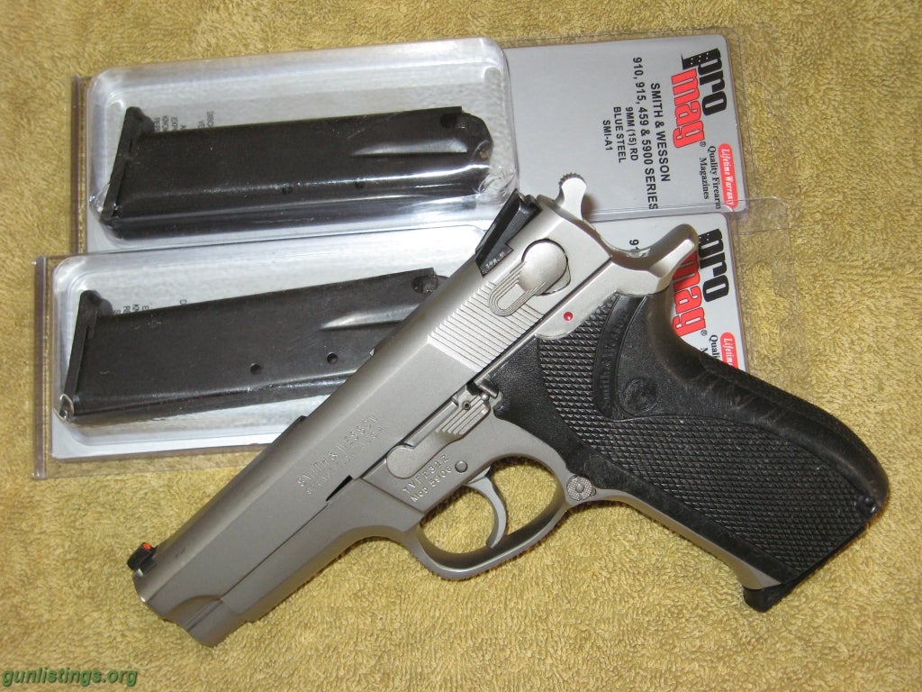 Pistols Smith & Wesson 5906