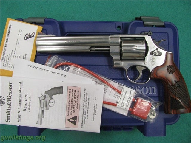 Pistols Smith & Wesson 629 Deluxe (Classic)