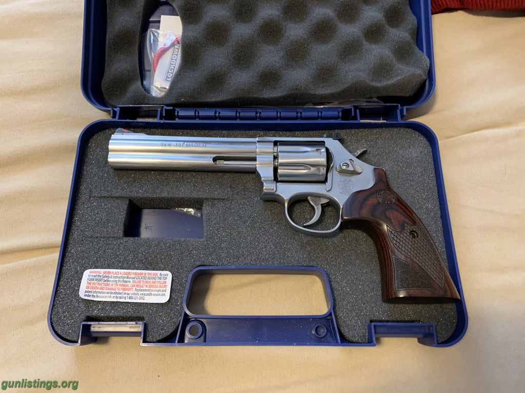 Pistols Smith & Wesson 686 Plus