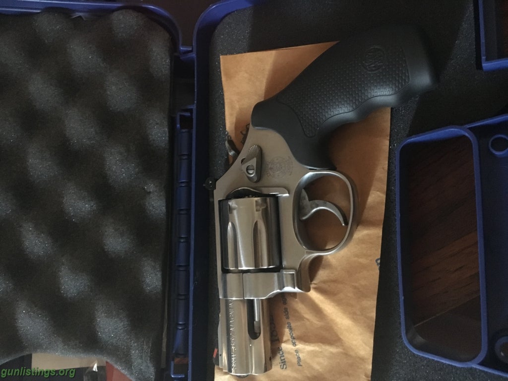 Pistols Smith & Wesson 686P