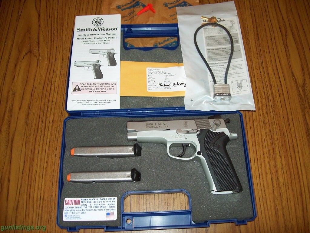 Pistols Smith & Wesson 910S 9mm + Ammo