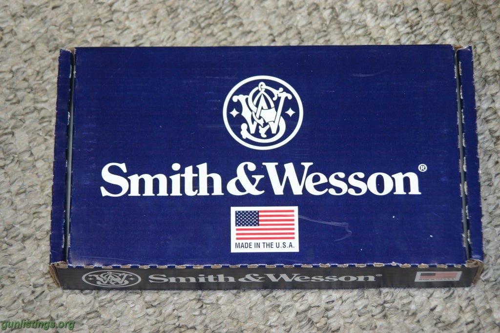 Pistols Smith & Wesson 9mm Shield