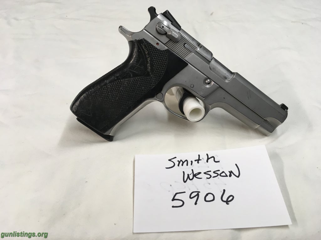 Pistols SMITH & WESSON  5906. 9mm