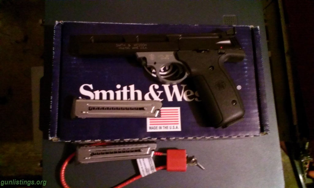 Gunlistings.org - Pistols Smith And Wesson 22a With 3 Extra Mags