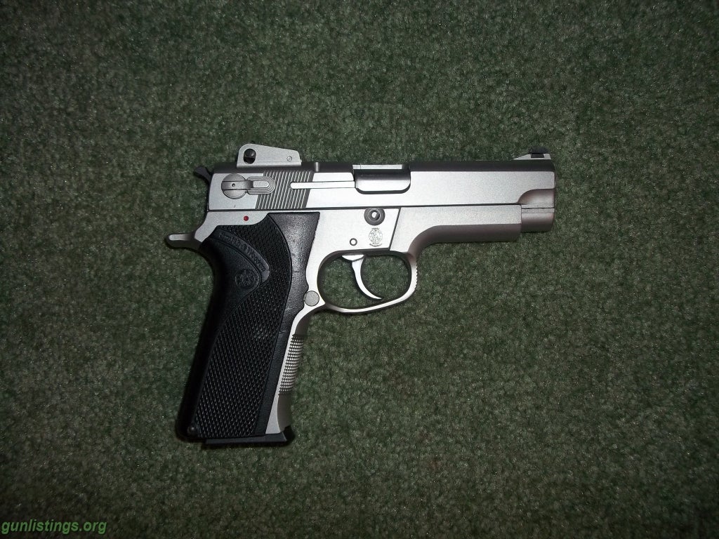 Pistols SMITH AND WESSON MODEL 4006