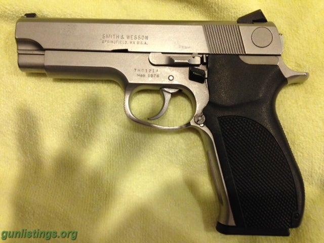 Pistols S&W 1076