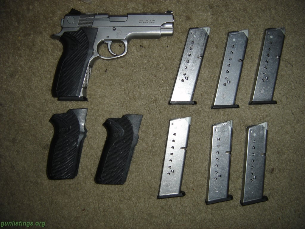 Pistols S&W 1076