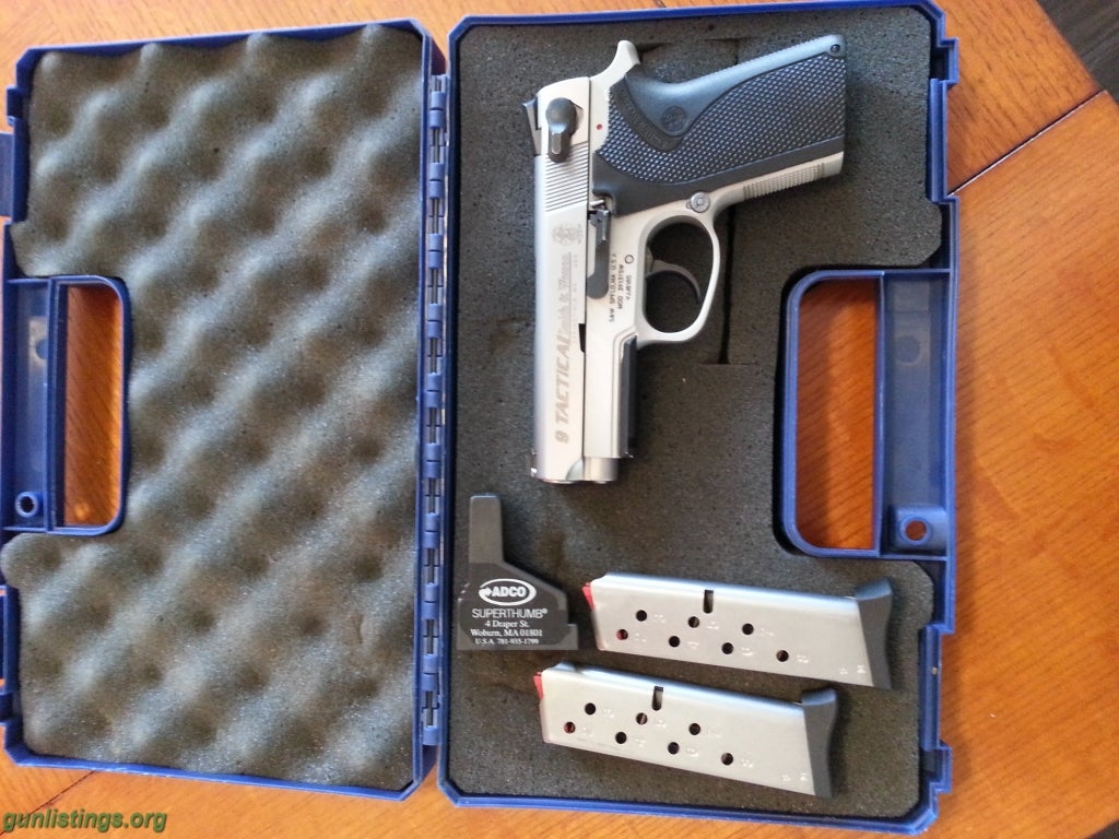 Pistols S&W 3913 TSW 9mm.