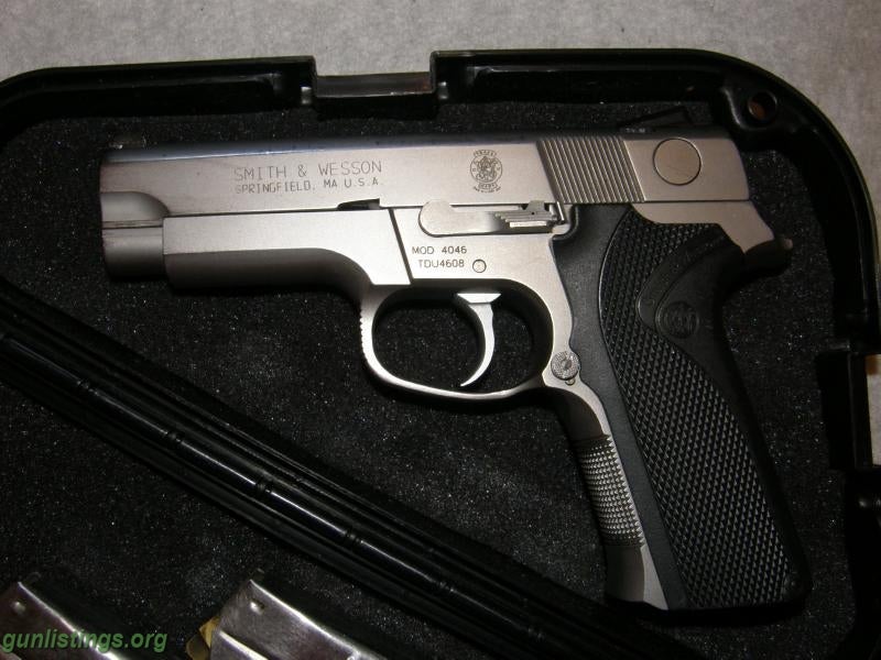 Pistols S&W Model 4046 40 Cal.