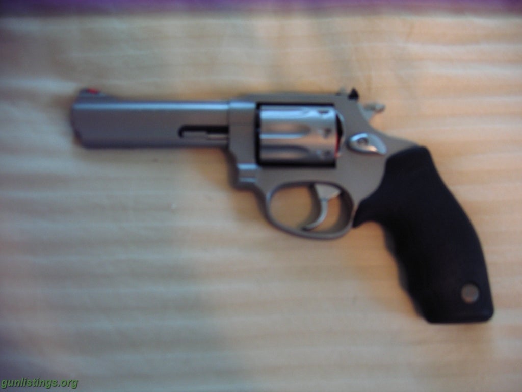 Pistols Taurus 22lr.