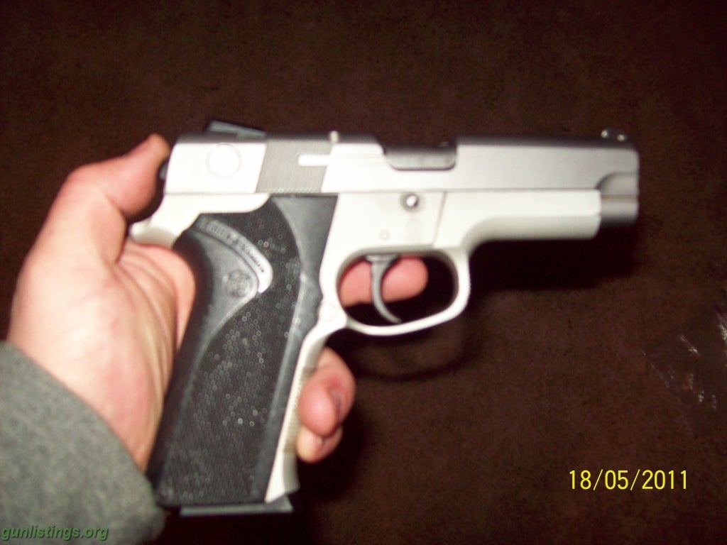 Pistols 3rd GEN Smith And Wesson 40 Cal