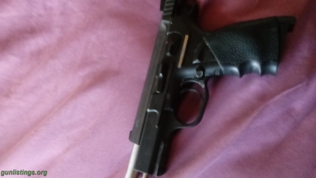 Gunlistings.org - Pistols Beretta. 92A1 9mm 17rd