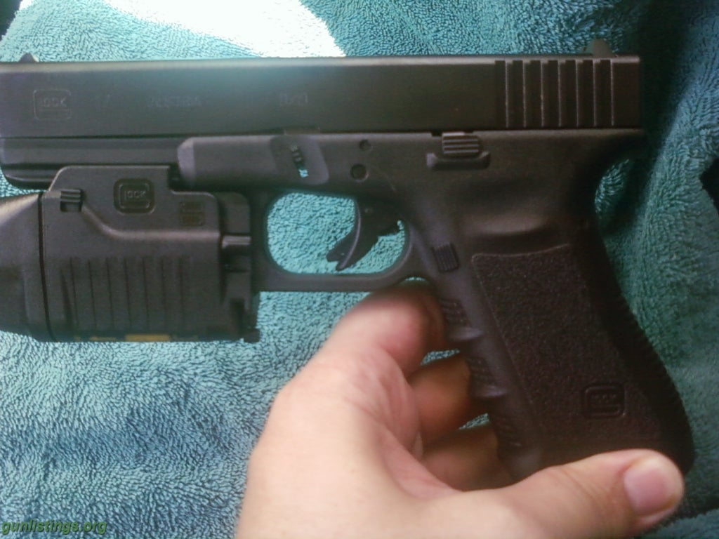 Pistols Glock 17 3rd Gen W/tac Light GTL Model 22