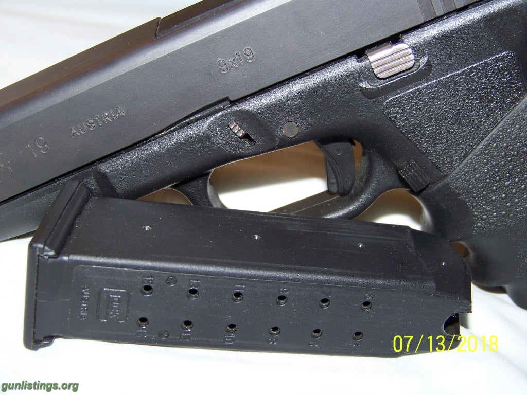 Pistols Glock 19