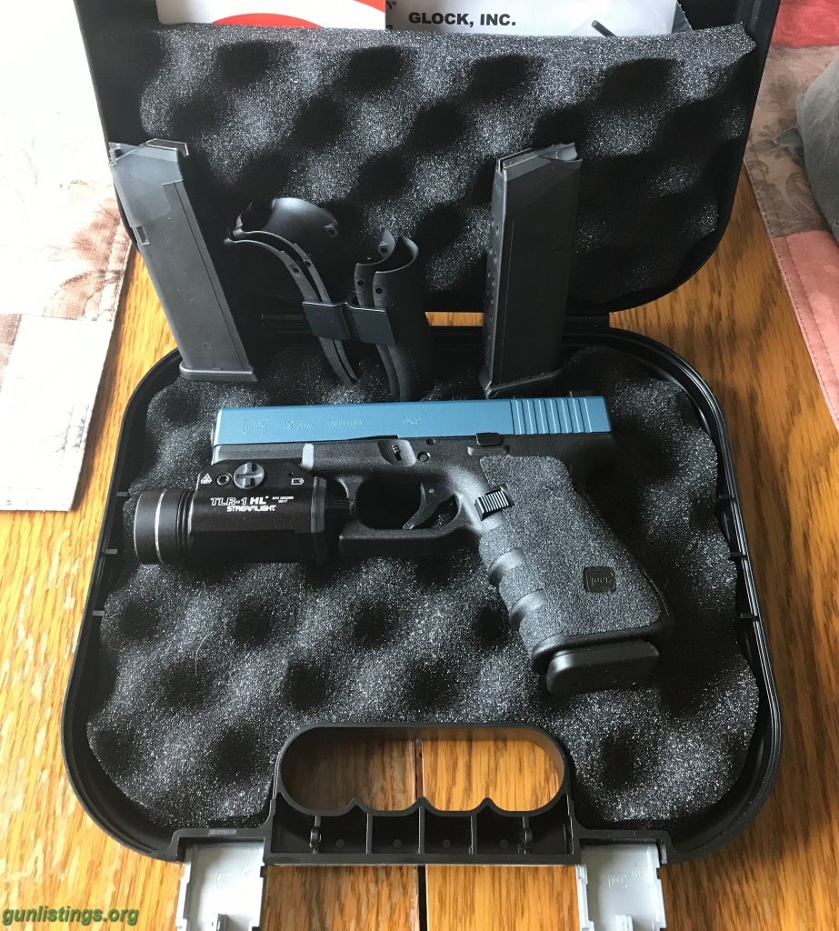 Pistols Glock 19 Gen4, Night Sights, TLR-1 Light