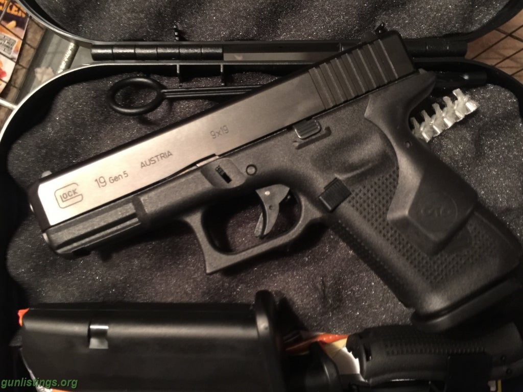 Pistols Glock 19 Gen 5 With Crimson Trace Laser Grips