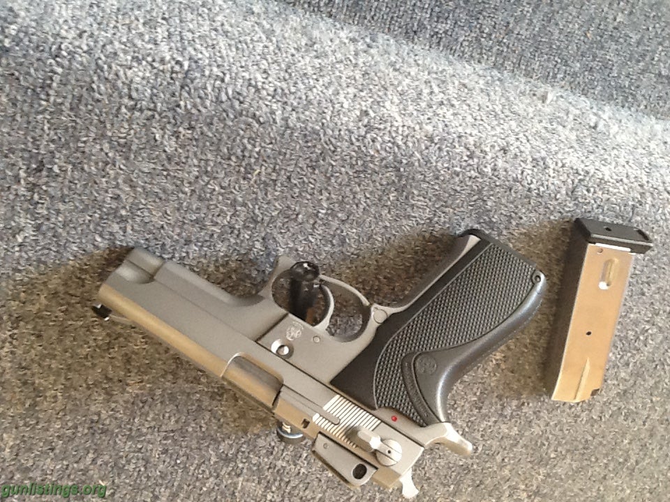 Pistols S & W 5906