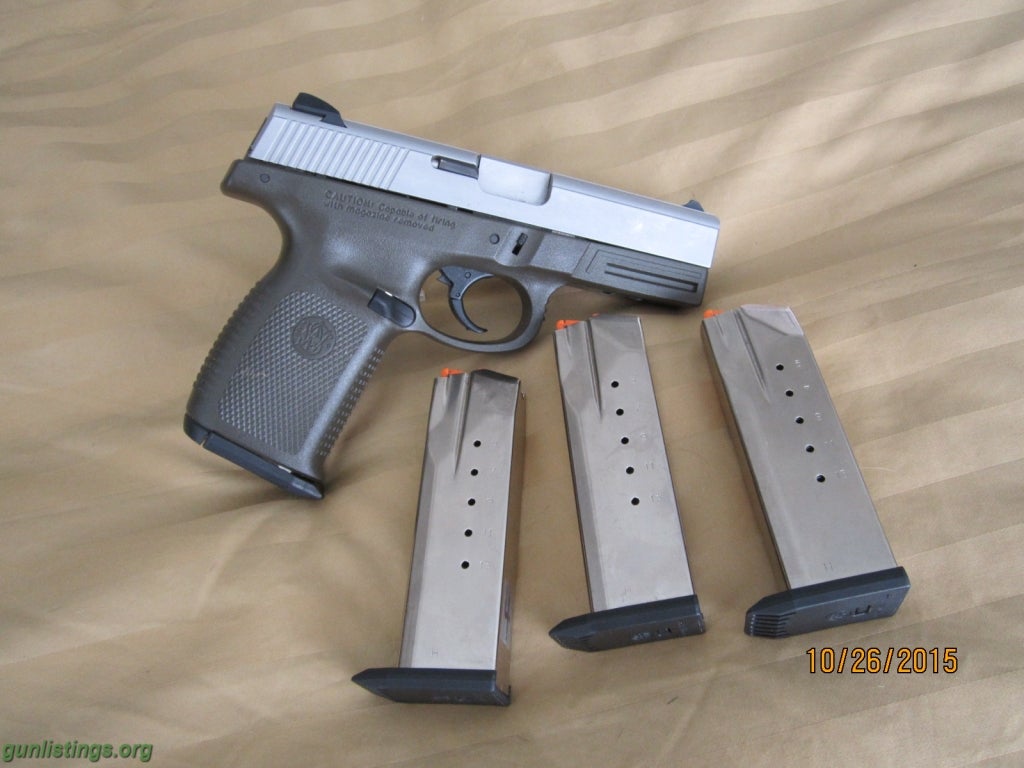 Pistols Smith & Wesson .40 SW40GVE, With 4 Mags