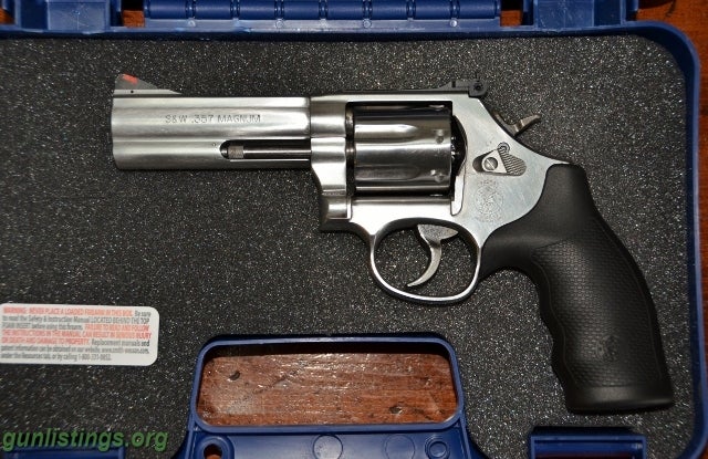 Pistols Smith & Wesson 686P Revolver