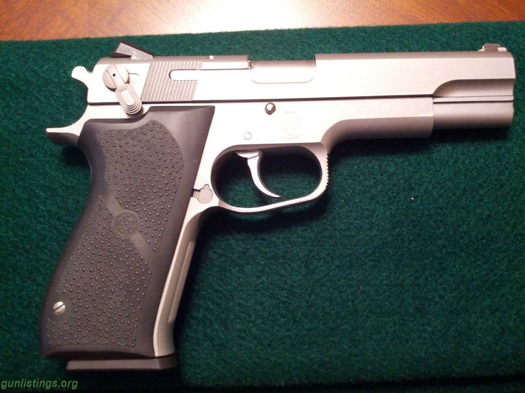 Pistols Smith & Wesson Model 1006 10MM