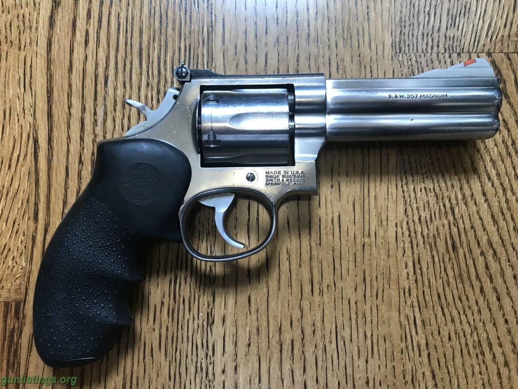 Pistols S&W 686 Revolver