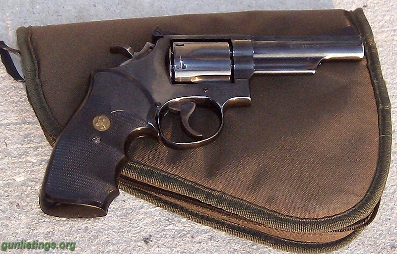 Pistols S&W M19 Blue 4