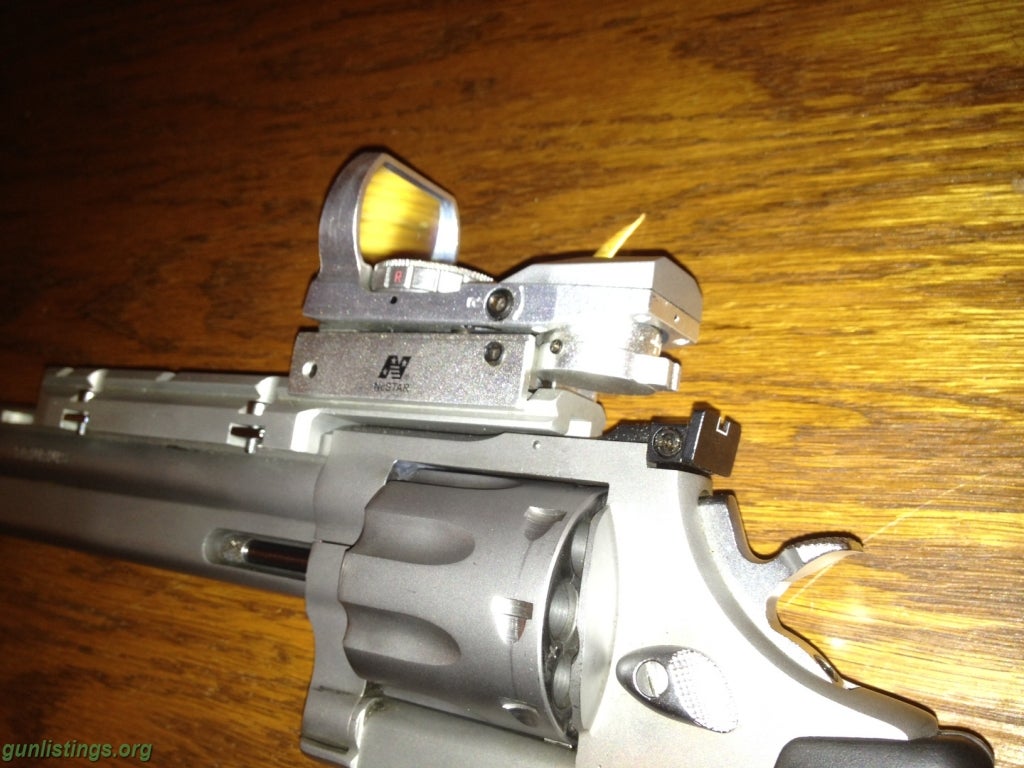 Pistols Taurus 608 8 Shot 357 Magnum, With Holographic Sight